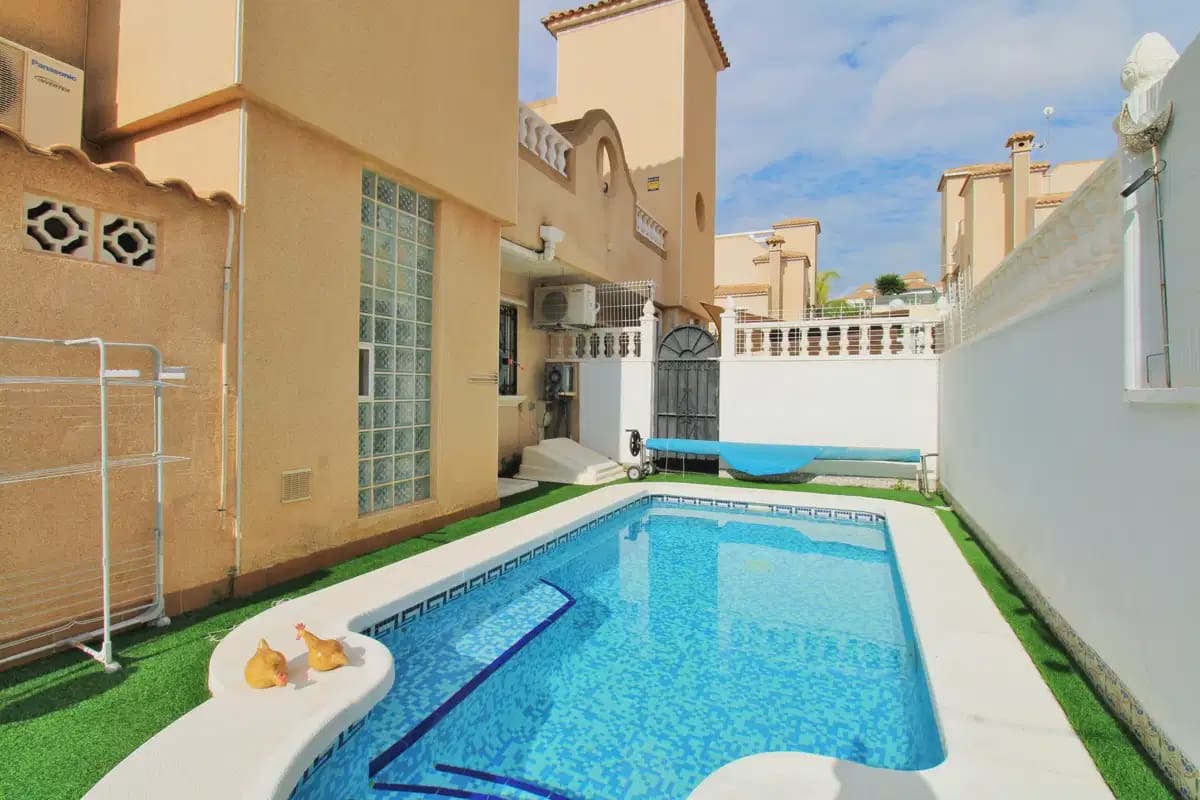 2 Zimmer Haus zu verkaufen in Villamartin mit Pool - 279.900 € (Ref: 9932635)