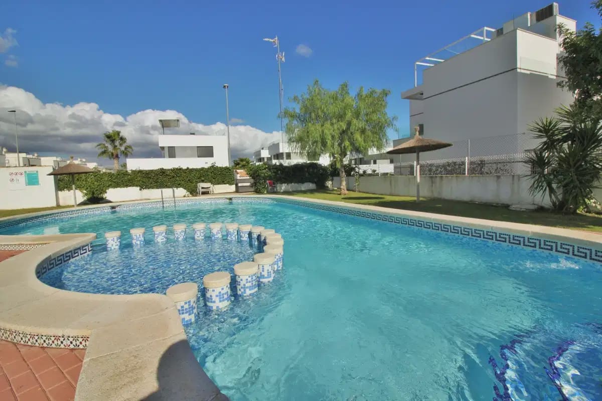 2 quarto Casa em Banda para venda em Villamartin com piscina - 294 990 € (Ref: 9932636)