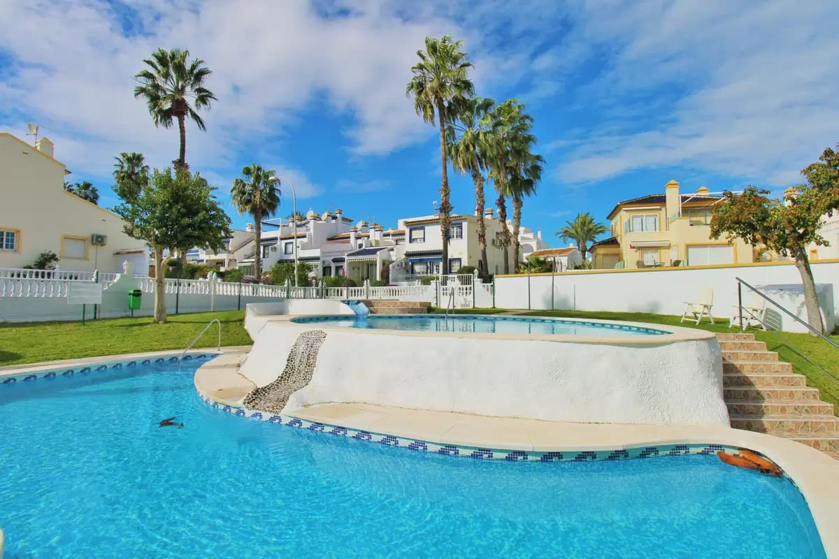 4 quarto Casa em Banda para venda em Villamartin - 295 000 € (Ref: 9932637)