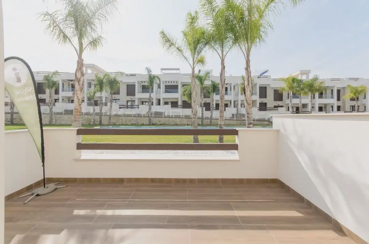 2 soveværelse Bungalow til salg i Torrevieja med swimmingpool garage - € 300.000 (Ref: 9932654)