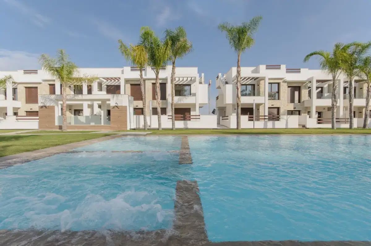 2 soveværelse Bungalow til salg i Torrevieja med swimmingpool garage - € 300.000 (Ref: 9932654)