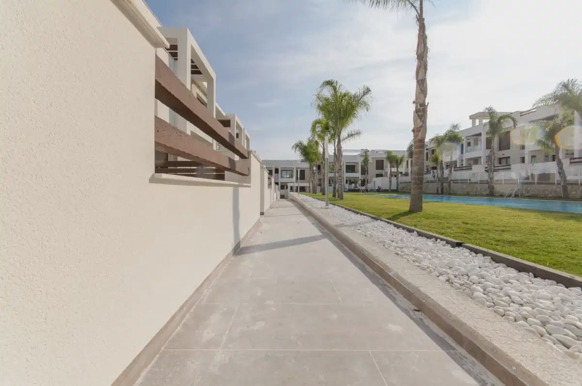 2 soveværelse Bungalow til salg i Torrevieja med swimmingpool garage - € 300.000 (Ref: 9932654)