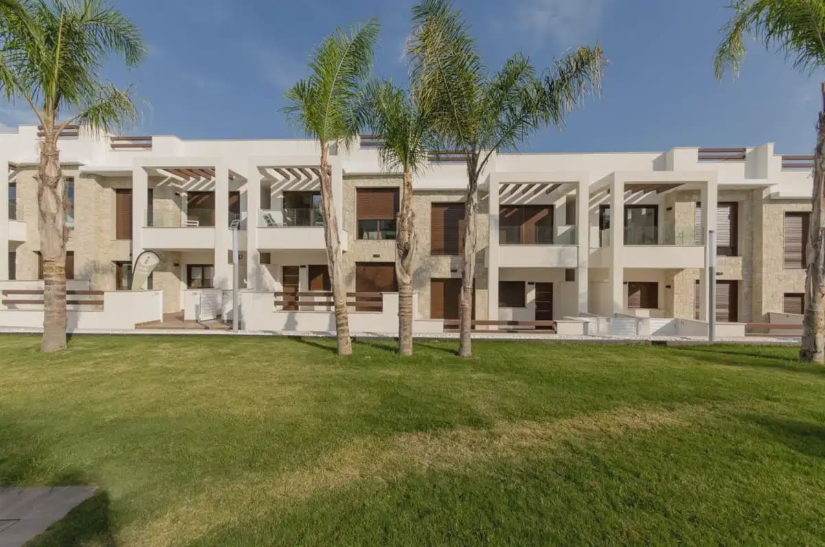 2 soveværelse Bungalow til salg i Torrevieja med swimmingpool garage - € 300.000 (Ref: 9932654)