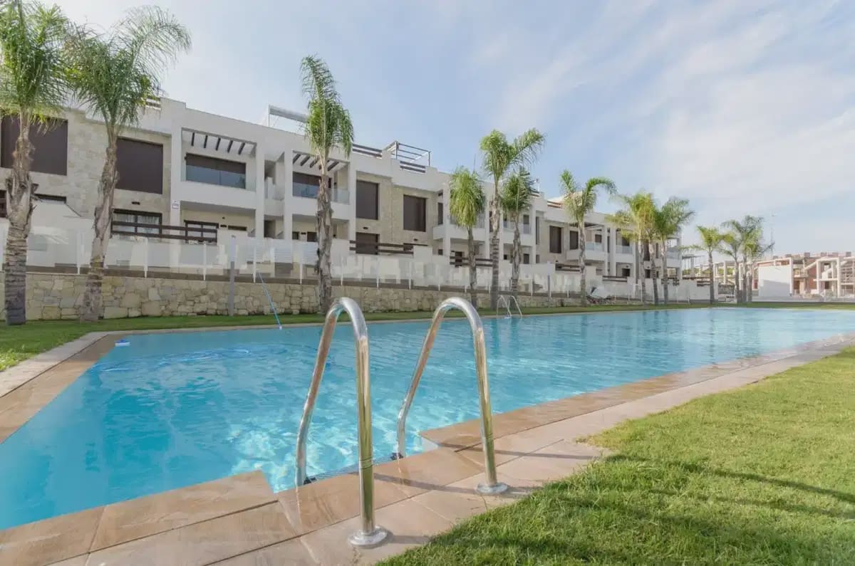 2 soveværelse Bungalow til salg i Torrevieja med swimmingpool garage - € 300.000 (Ref: 9932654)
