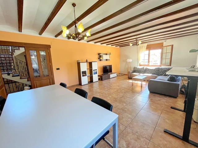 7 bedroom Villa for sale in Piles with pool garage - € 520,000 (Ref: 9451743)