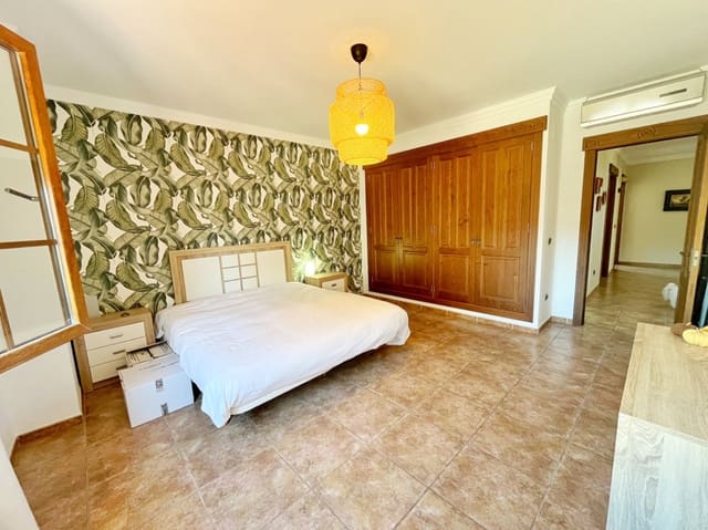 7 bedroom Villa for sale in Piles with pool garage - € 520,000 (Ref: 9451743)