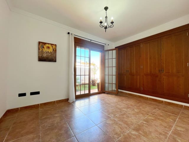 7 bedroom Villa for sale in Piles with pool garage - € 520,000 (Ref: 9451743)