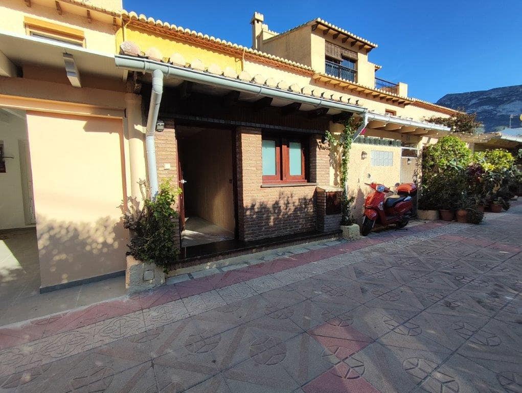 3 soveværelse Rækkehus til salg i Denia med swimmingpool - € 270.000 (Ref: 9764886)