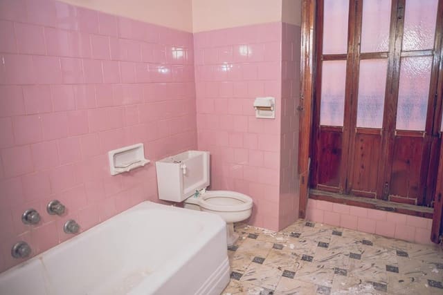 9 makuuhuone Omakotitalo myytävänä paikassa Pego - 320 000 € (Ref: 9798027)