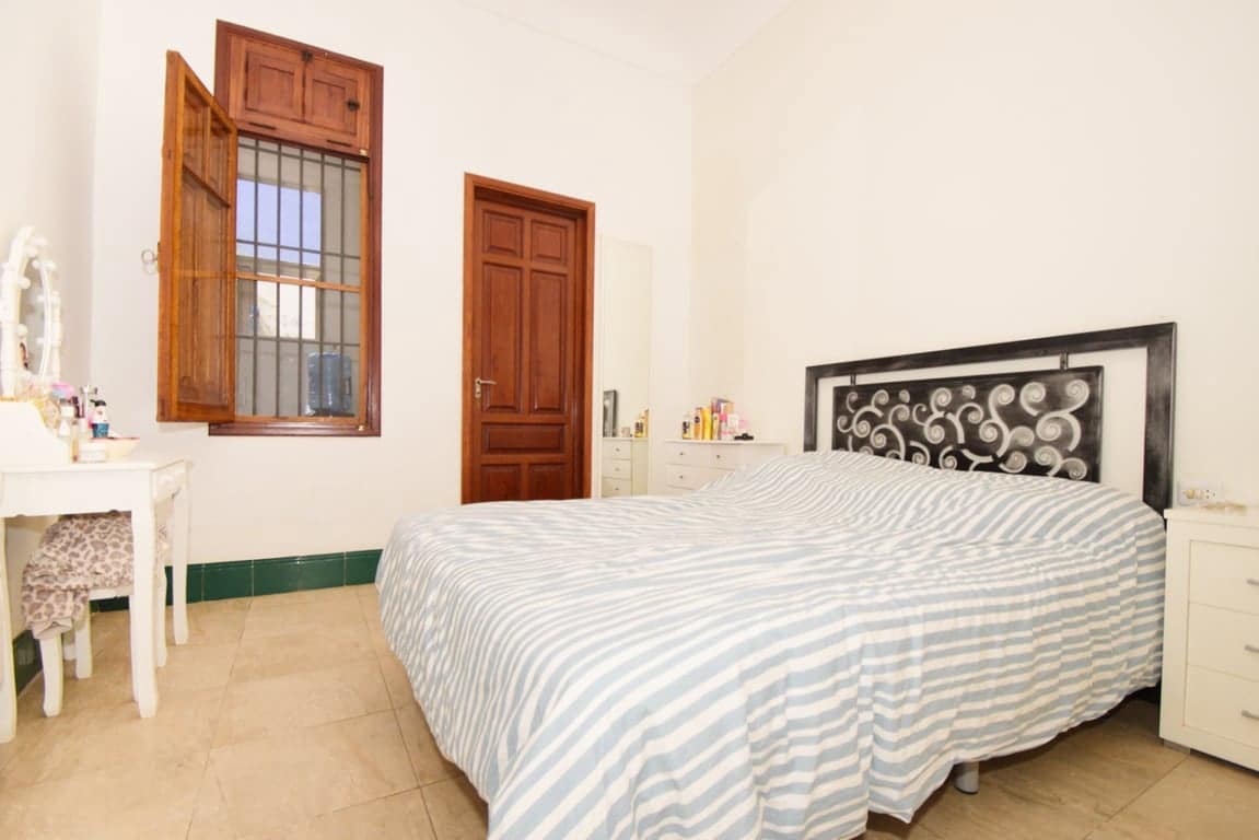 6 bedroom Townhouse for sale in Pedreguer with garage - € 340,000 (Ref: 9798044)