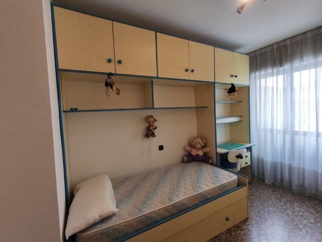 Piso de 3 habitaciones en Dénia en venta - 220.000 € (Ref: 9834830)