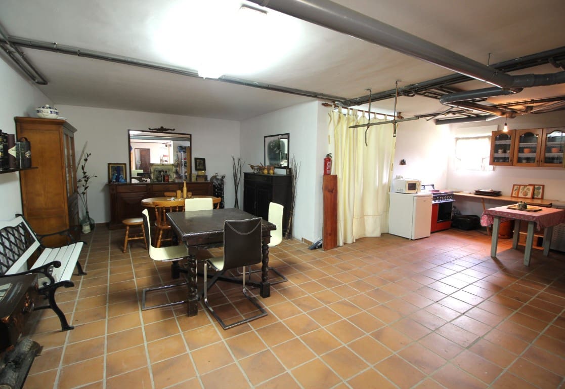 4 soveværelse Villa til salg i Parres med swimmingpool garage - € 640.000 (Ref: 9035855)