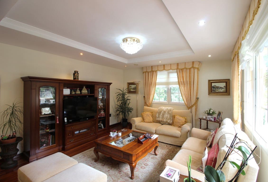 4 soveværelse Villa til salg i Parres med swimmingpool garage - € 640.000 (Ref: 9035855)