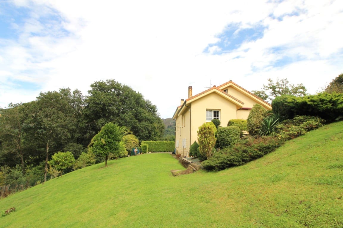 4 soveværelse Villa til salg i Parres med swimmingpool garage - € 640.000 (Ref: 9035855)