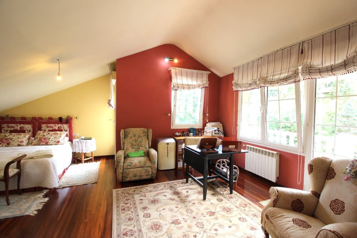 4 soveværelse Villa til salg i Parres med swimmingpool garage - € 640.000 (Ref: 9035855)