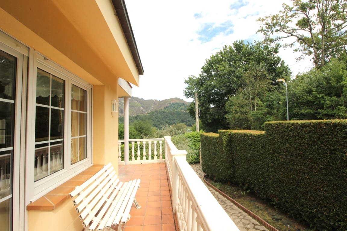 4 soveværelse Villa til salg i Parres med swimmingpool garage - € 640.000 (Ref: 9035855)