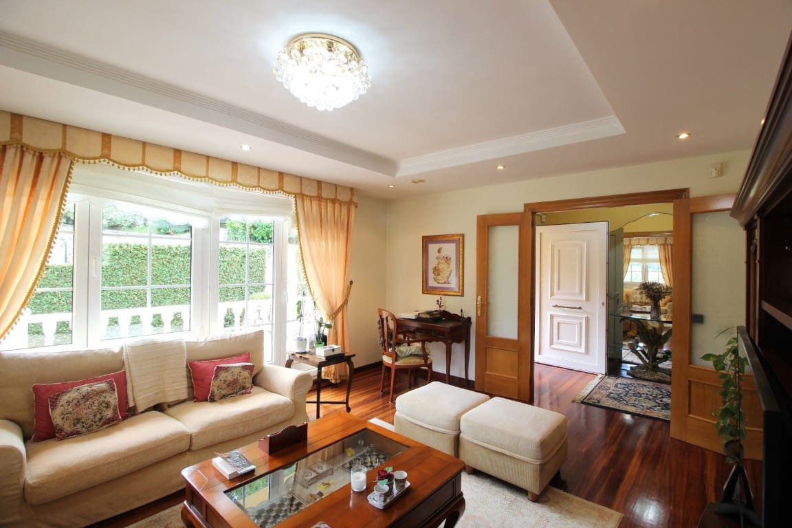 4 soveværelse Villa til salg i Parres med swimmingpool garage - € 640.000 (Ref: 9035855)