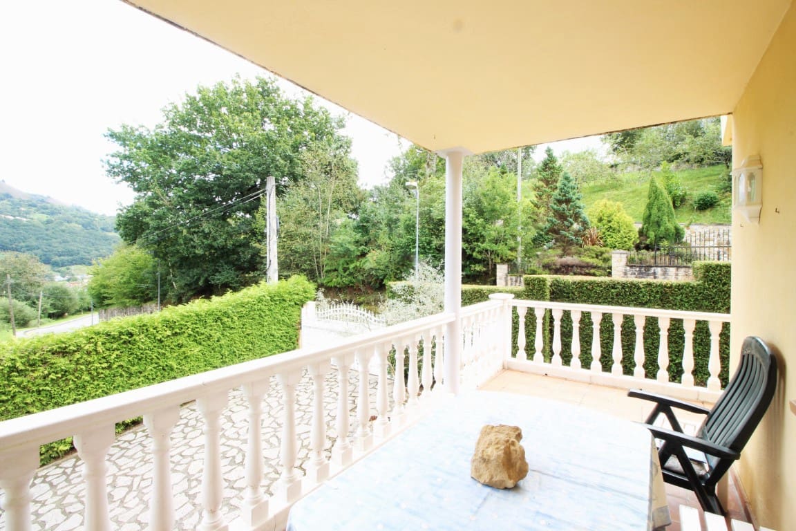 4 soveværelse Villa til salg i Parres med swimmingpool garage - € 640.000 (Ref: 9035855)