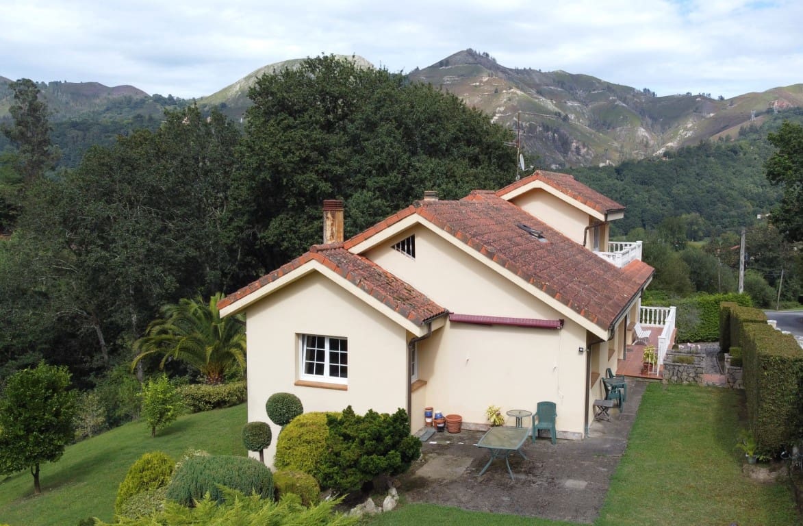 4 soveværelse Villa til salg i Parres med swimmingpool garage - € 640.000 (Ref: 9035855)