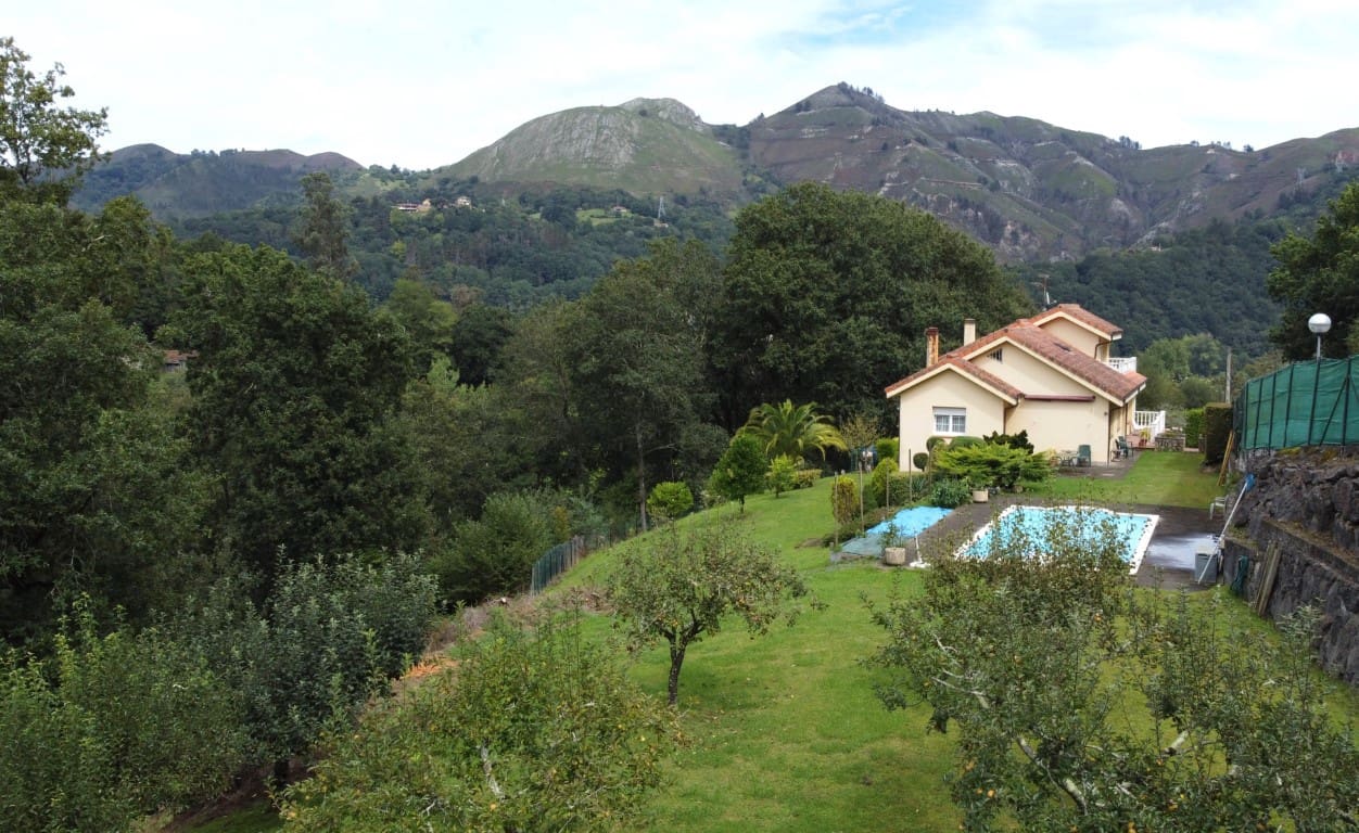 4 soveværelse Villa til salg i Parres med swimmingpool garage - € 640.000 (Ref: 9035855)