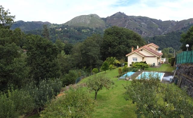 4 soveværelse Villa til salg i Parres med swimmingpool garage - € 640.000 (Ref: 9035855)