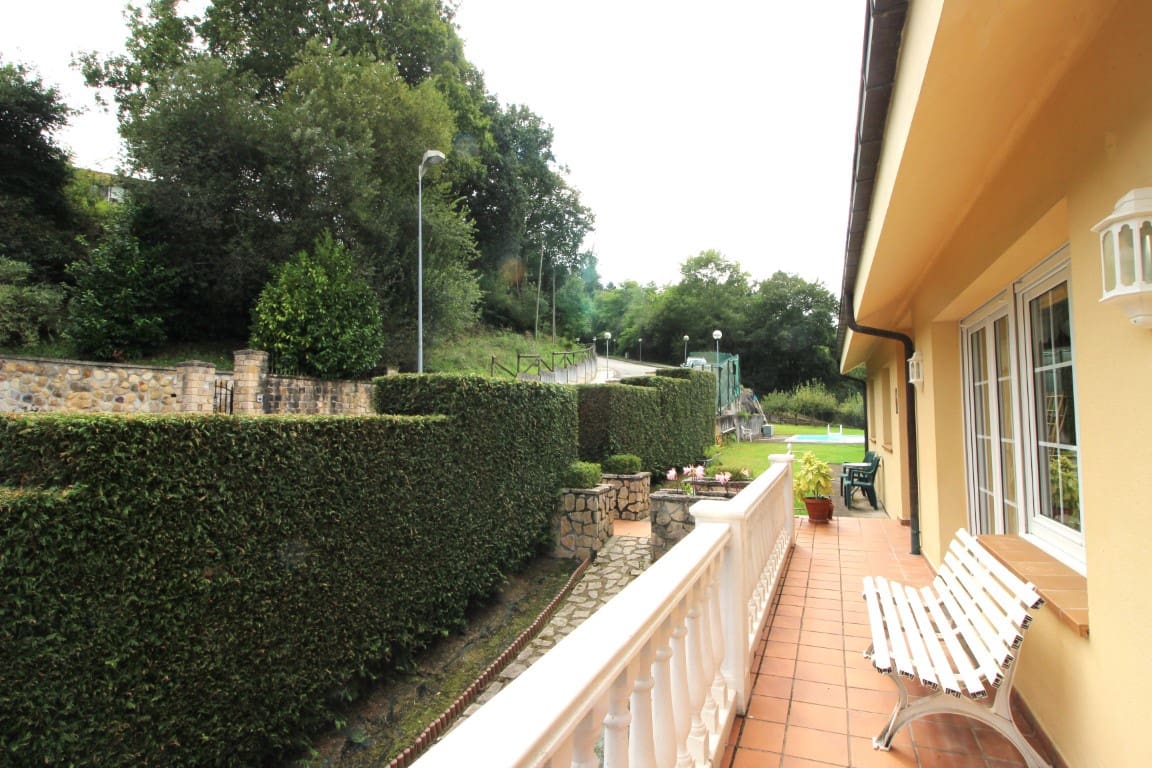 4 soveværelse Villa til salg i Parres med swimmingpool garage - € 640.000 (Ref: 9035855)