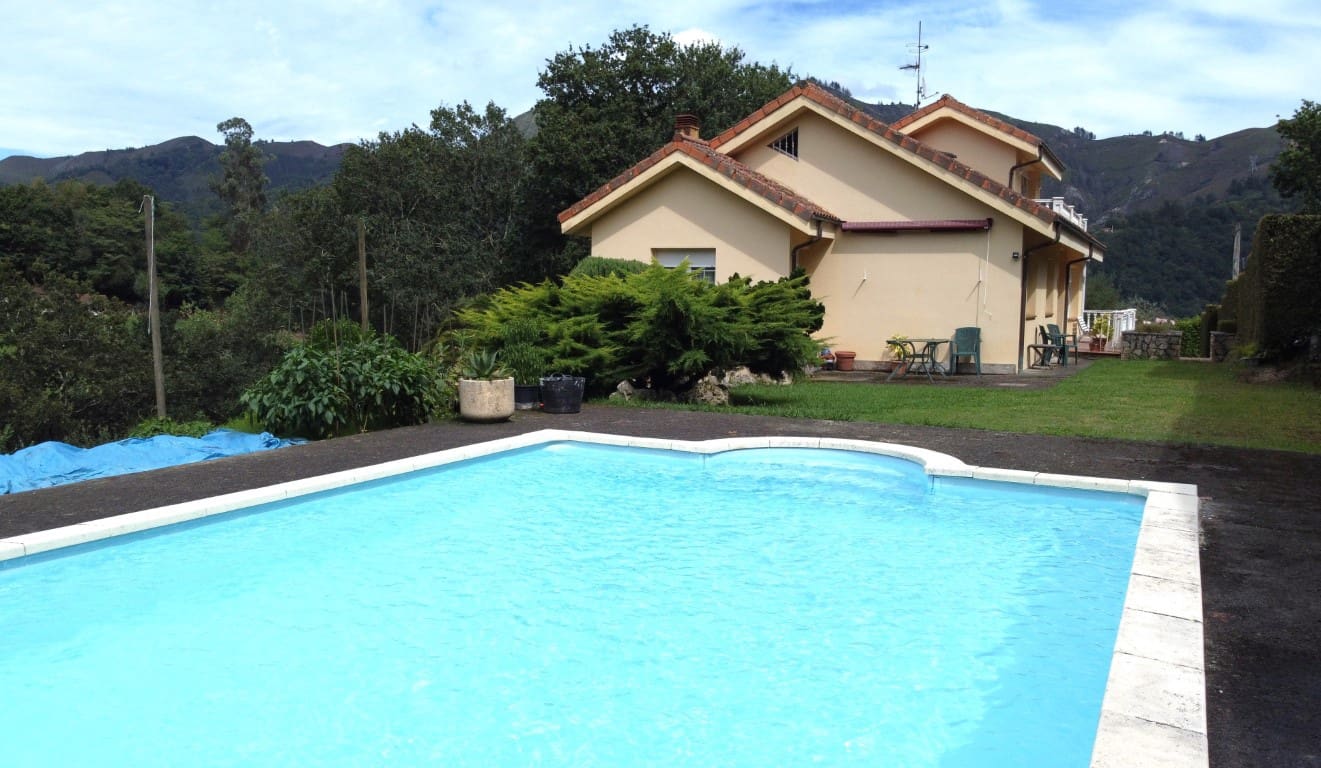 4 soveværelse Villa til salg i Parres med swimmingpool garage - € 640.000 (Ref: 9035855)