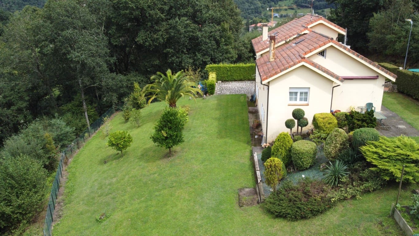 4 soveværelse Villa til salg i Parres med swimmingpool garage - € 640.000 (Ref: 9035855)