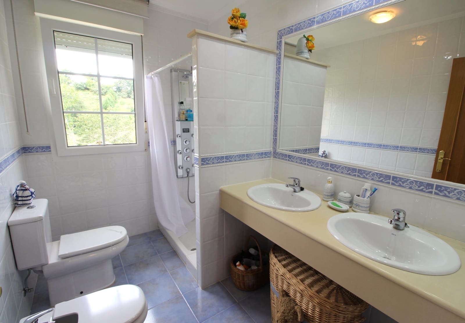 4 soveværelse Villa til salg i Parres med swimmingpool garage - € 640.000 (Ref: 9035855)