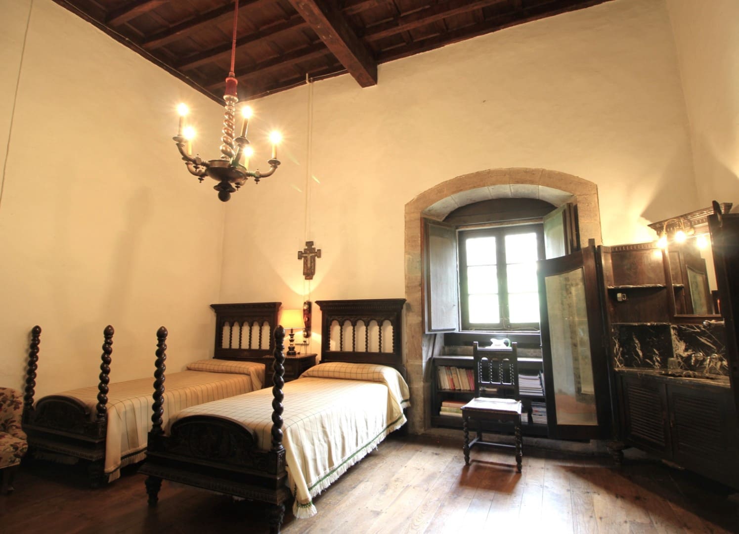 9 soveværelse Finca/Landehus til salg i Salas med garage - € 2.950.000 (Ref: 9061918)