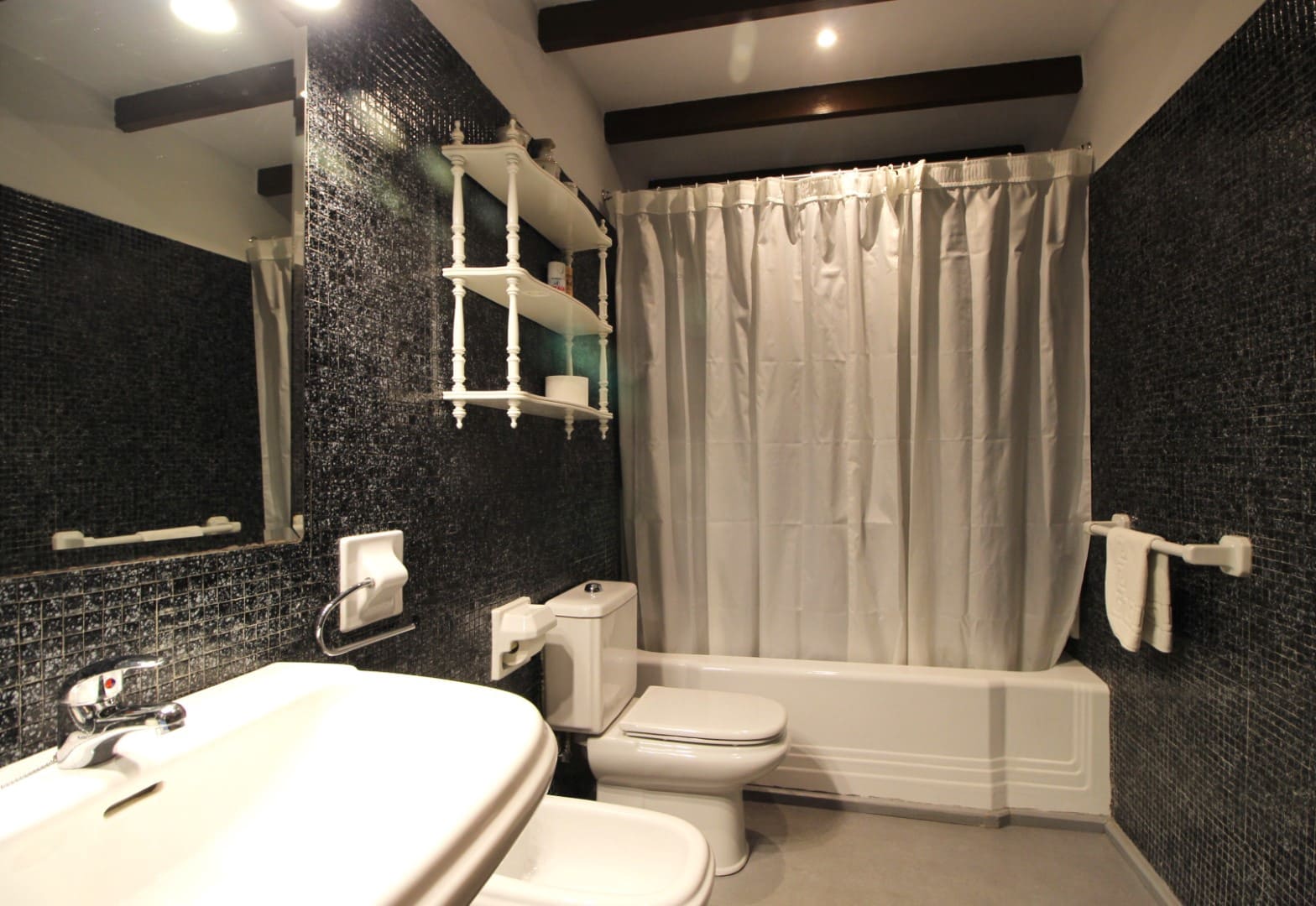 9 soveværelse Finca/Landehus til salg i Salas med garage - € 2.950.000 (Ref: 9061918)