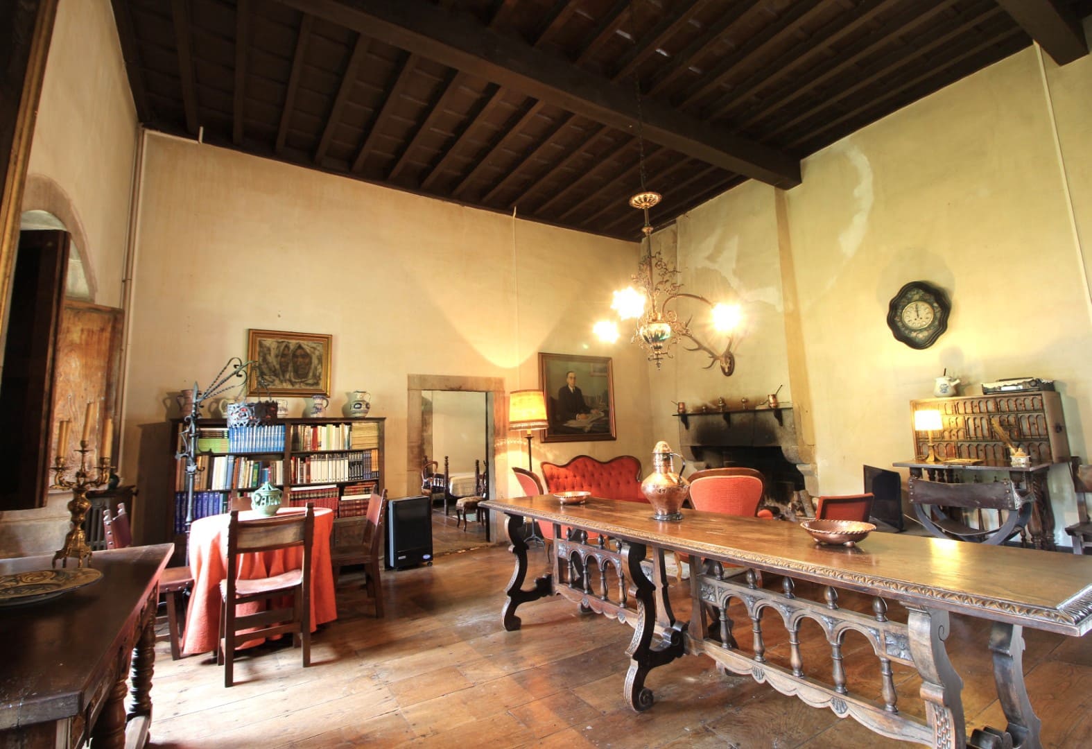 9 soveværelse Finca/Landehus til salg i Salas med garage - € 2.950.000 (Ref: 9061918)