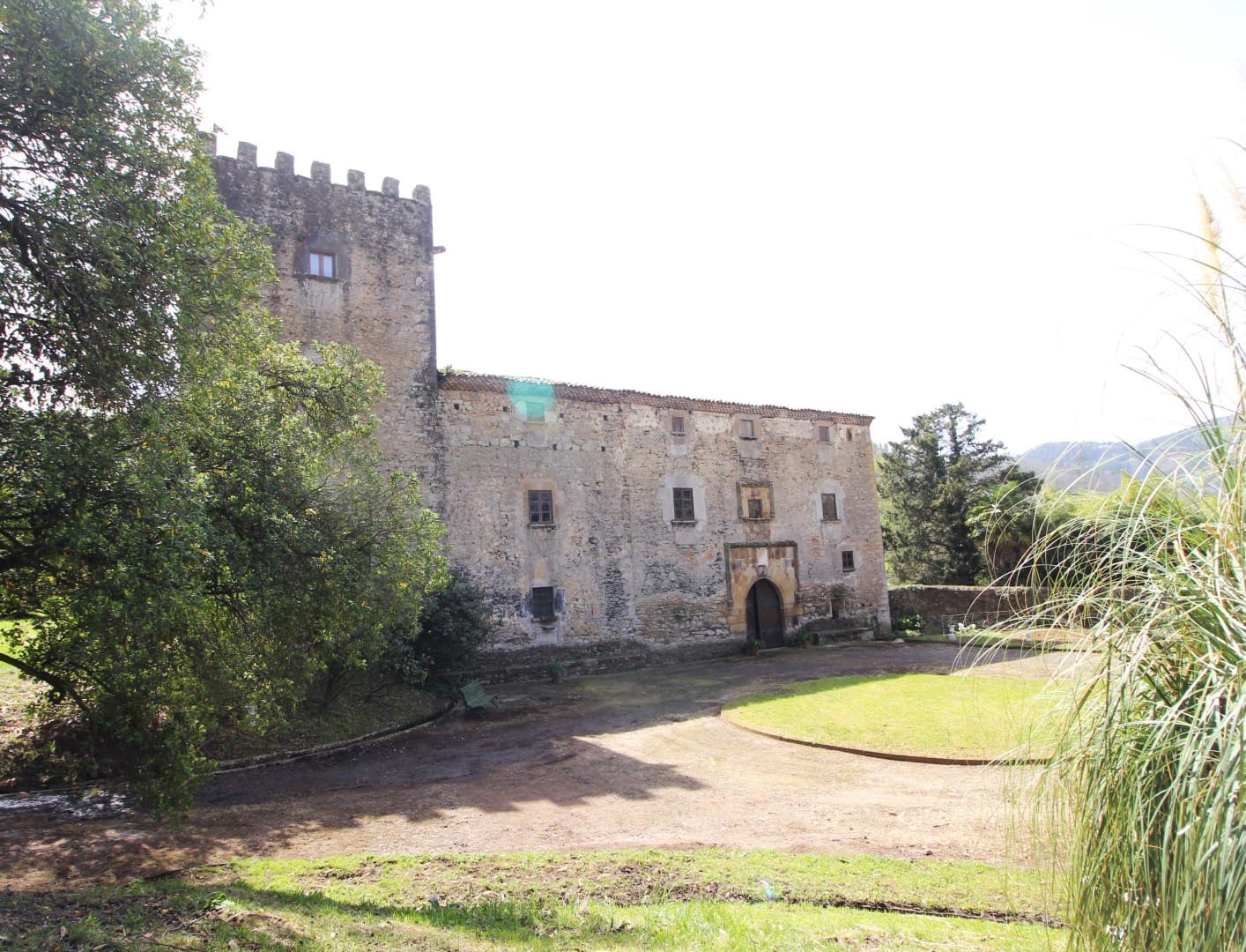 9 soveværelse Finca/Landehus til salg i Salas med garage - € 2.950.000 (Ref: 9061918)