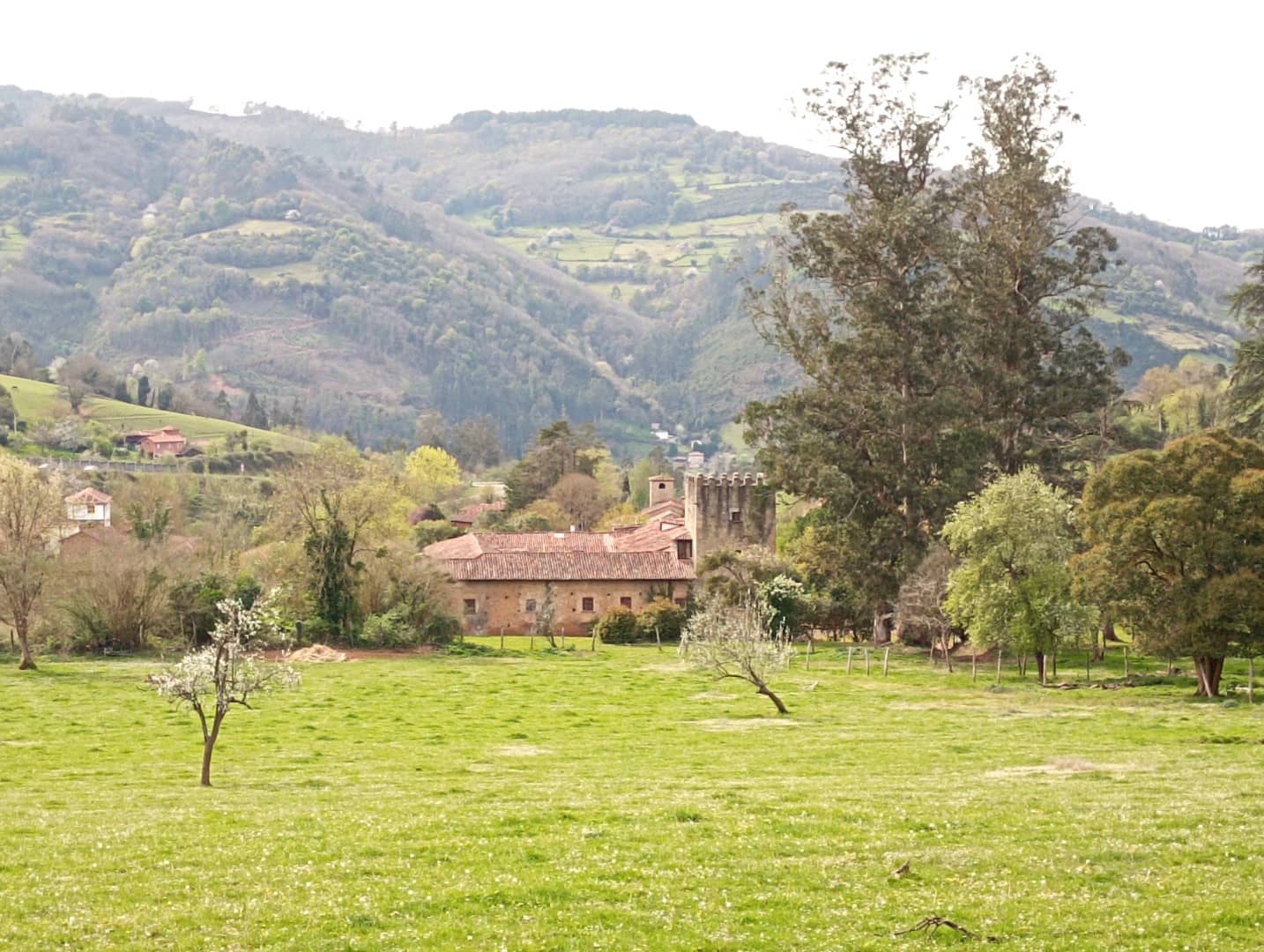 9 soveværelse Finca/Landehus til salg i Salas med garage - € 2.950.000 (Ref: 9061918)