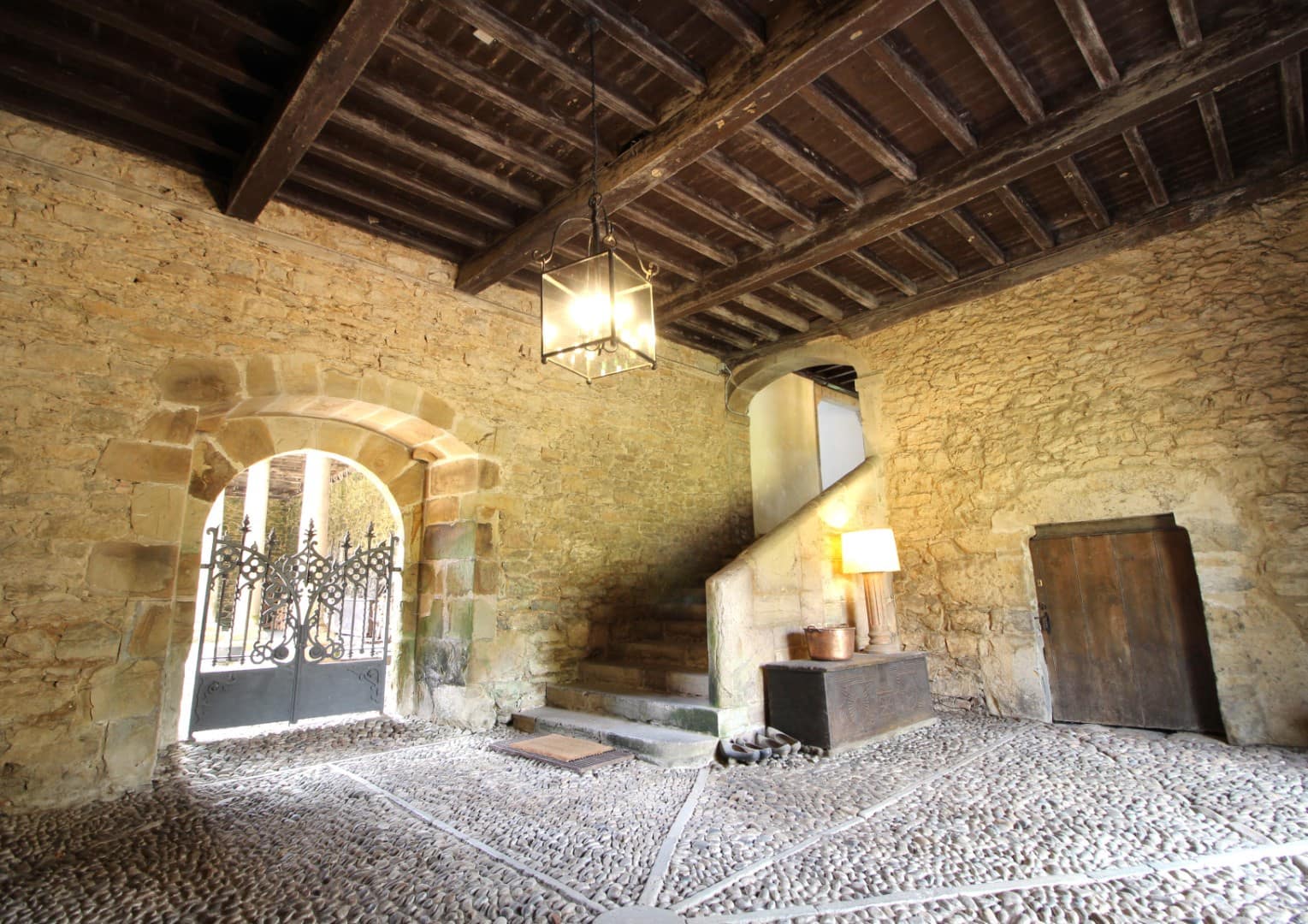 9 soveværelse Finca/Landehus til salg i Salas med garage - € 2.950.000 (Ref: 9061918)