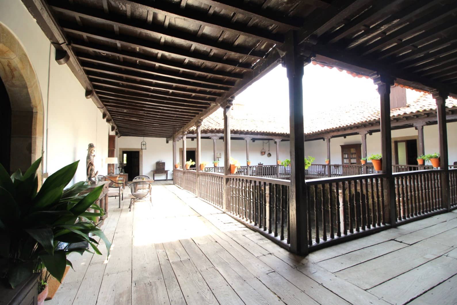 9 soveværelse Finca/Landehus til salg i Salas med garage - € 2.950.000 (Ref: 9061918)