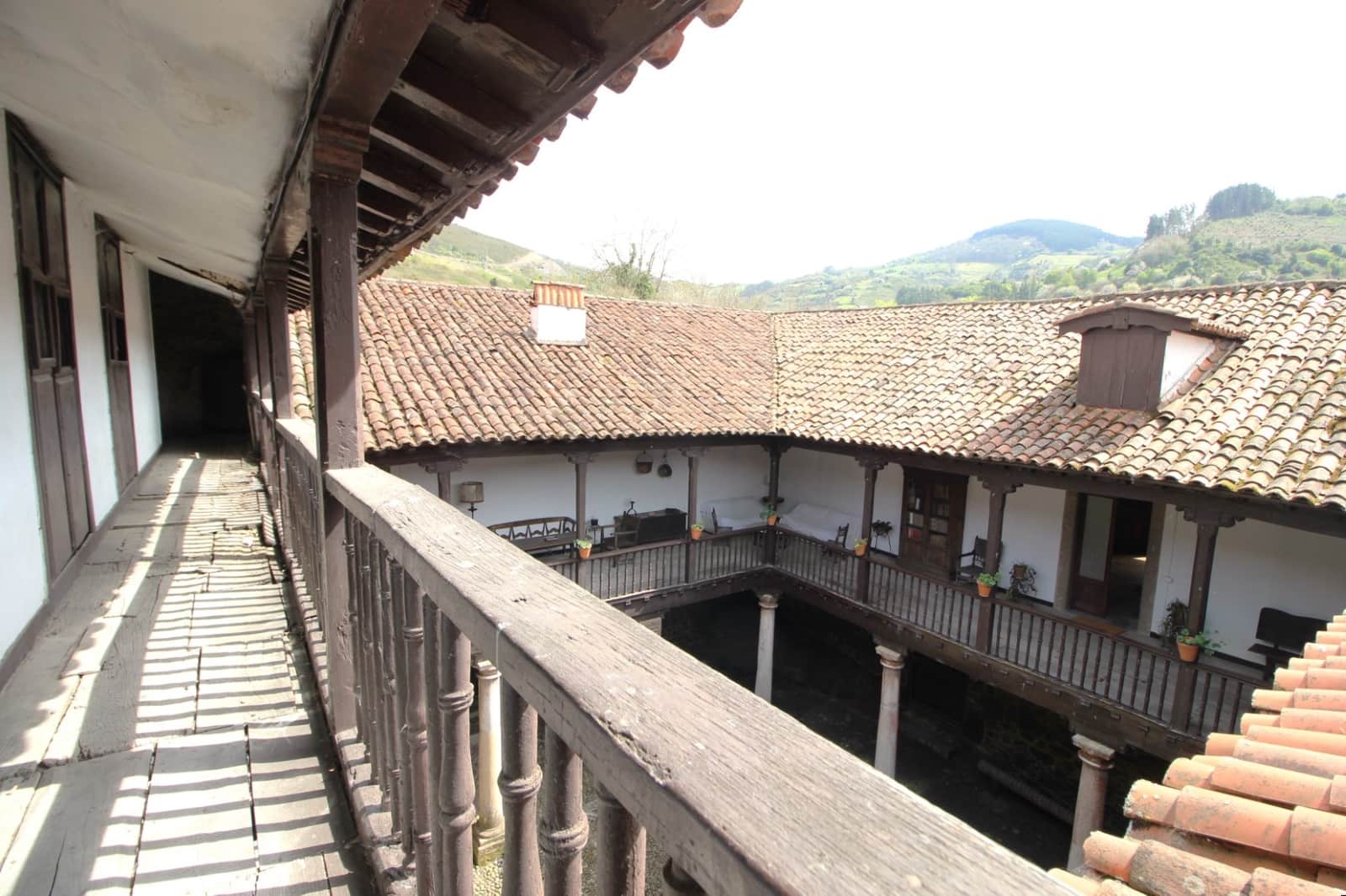 9 soveværelse Finca/Landehus til salg i Salas med garage - € 2.950.000 (Ref: 9061918)