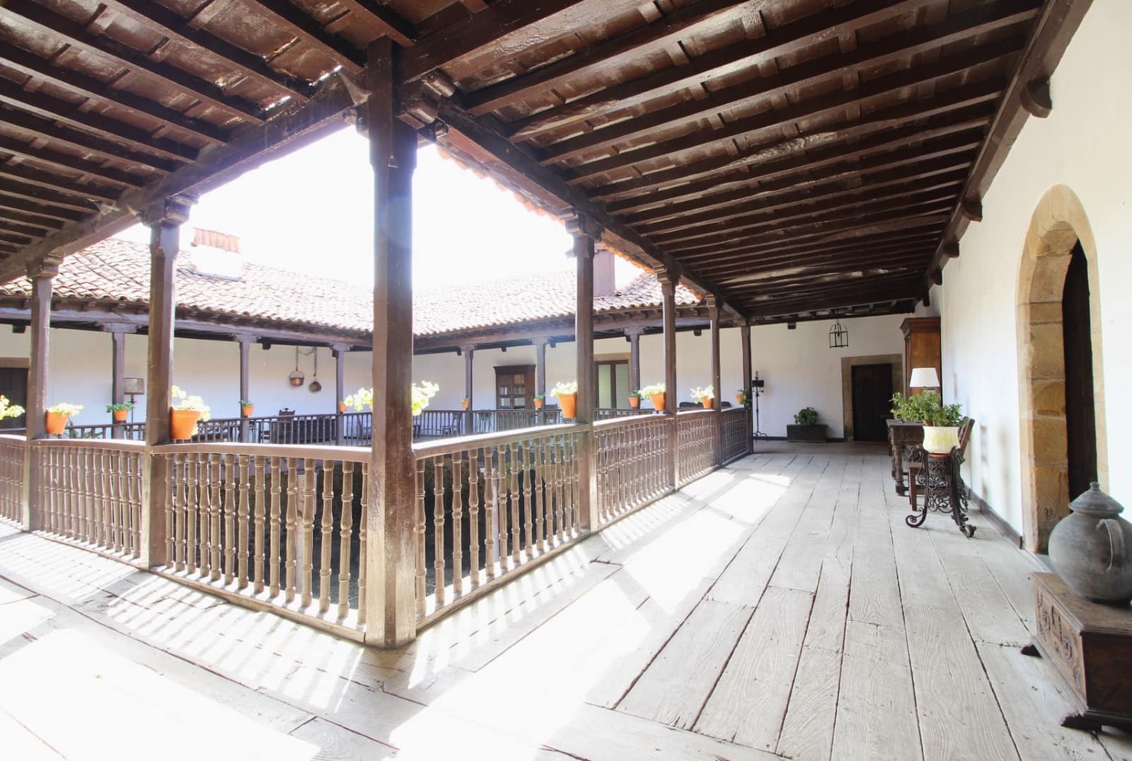 9 soveværelse Finca/Landehus til salg i Salas med garage - € 2.950.000 (Ref: 9061918)