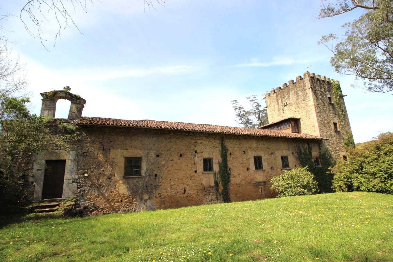 9 soveværelse Finca/Landehus til salg i Salas med garage - € 2.950.000 (Ref: 9061918)