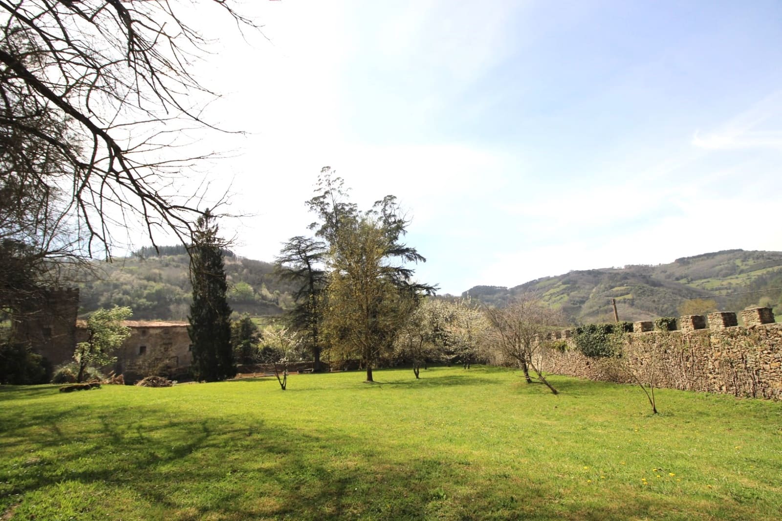 9 soveværelse Finca/Landehus til salg i Salas med garage - € 2.950.000 (Ref: 9061918)