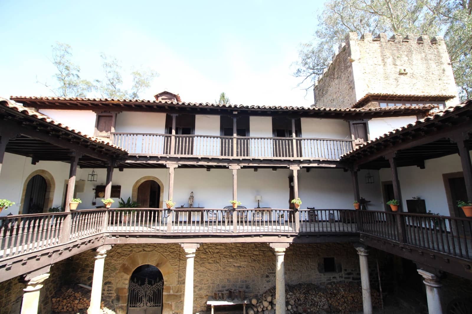 9 soveværelse Finca/Landehus til salg i Salas med garage - € 2.950.000 (Ref: 9061918)