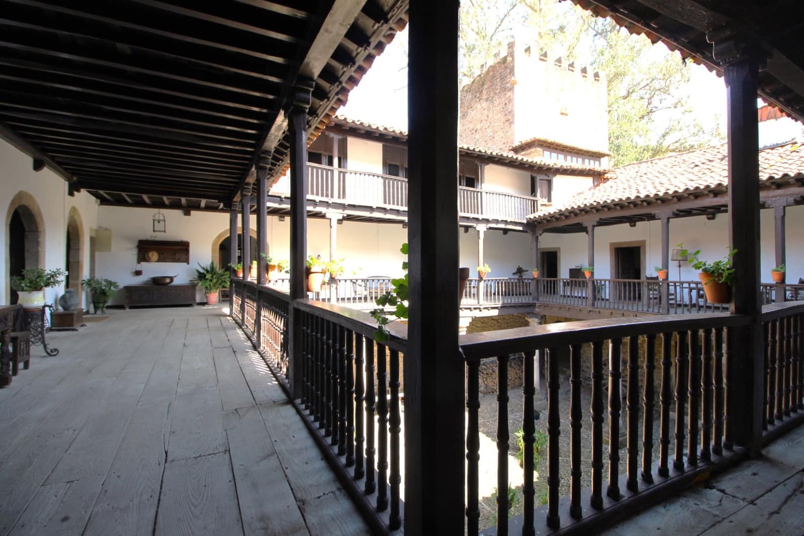 9 soveværelse Finca/Landehus til salg i Salas med garage - € 2.950.000 (Ref: 9061918)