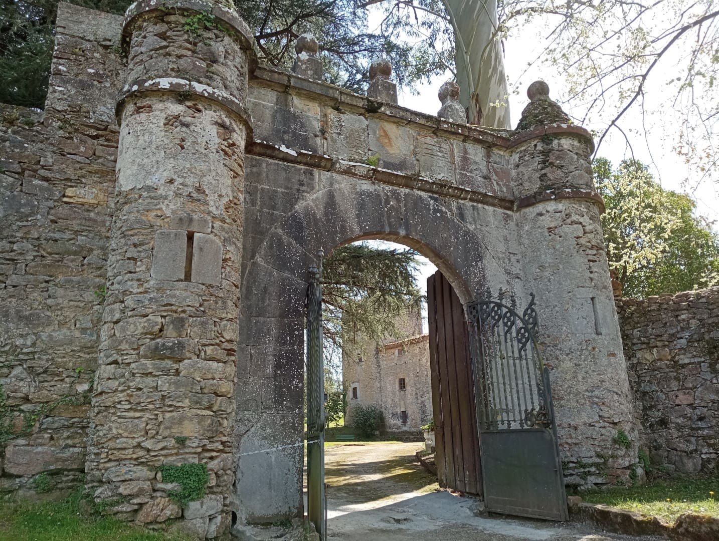 9 soveværelse Finca/Landehus til salg i Salas med garage - € 2.950.000 (Ref: 9061918)