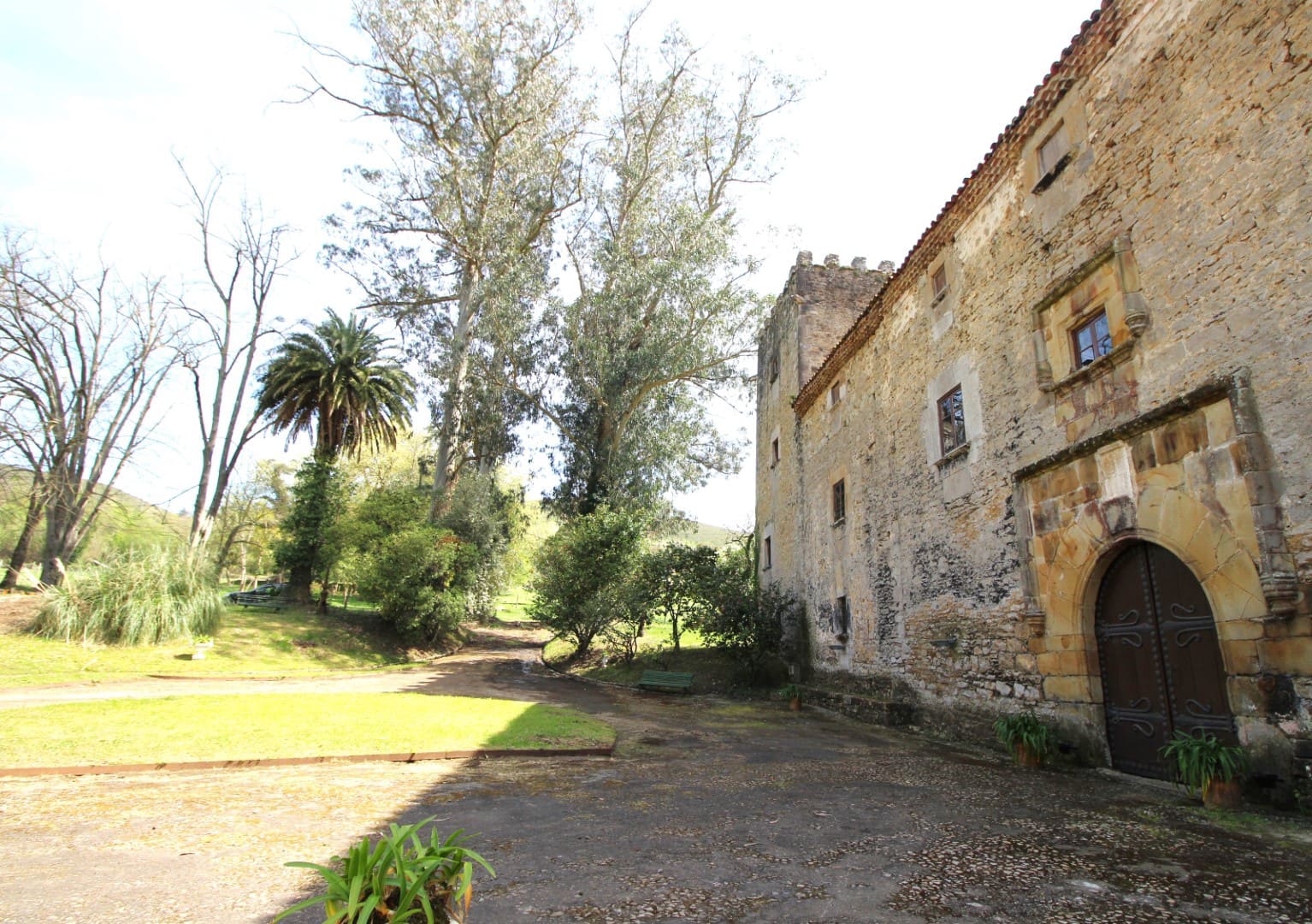 9 soveværelse Finca/Landehus til salg i Salas med garage - € 2.950.000 (Ref: 9061918)