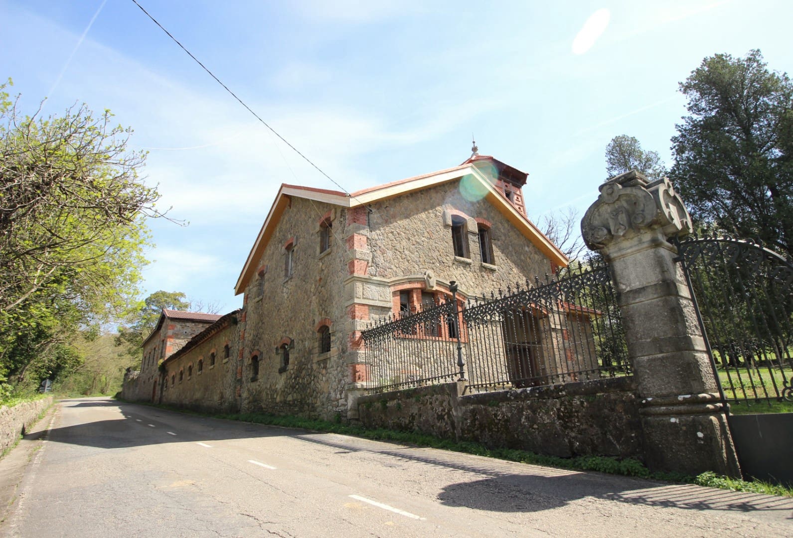 9 soveværelse Finca/Landehus til salg i Salas med garage - € 2.950.000 (Ref: 9061918)