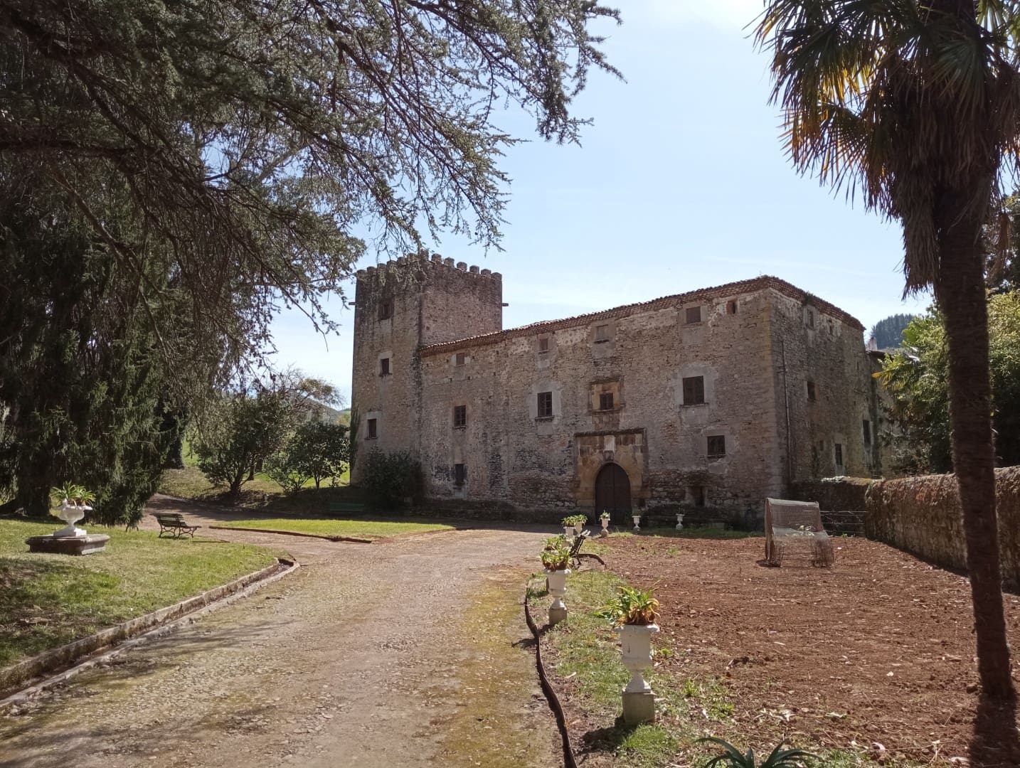 9 soveværelse Finca/Landehus til salg i Salas med garage - € 2.950.000 (Ref: 9061918)