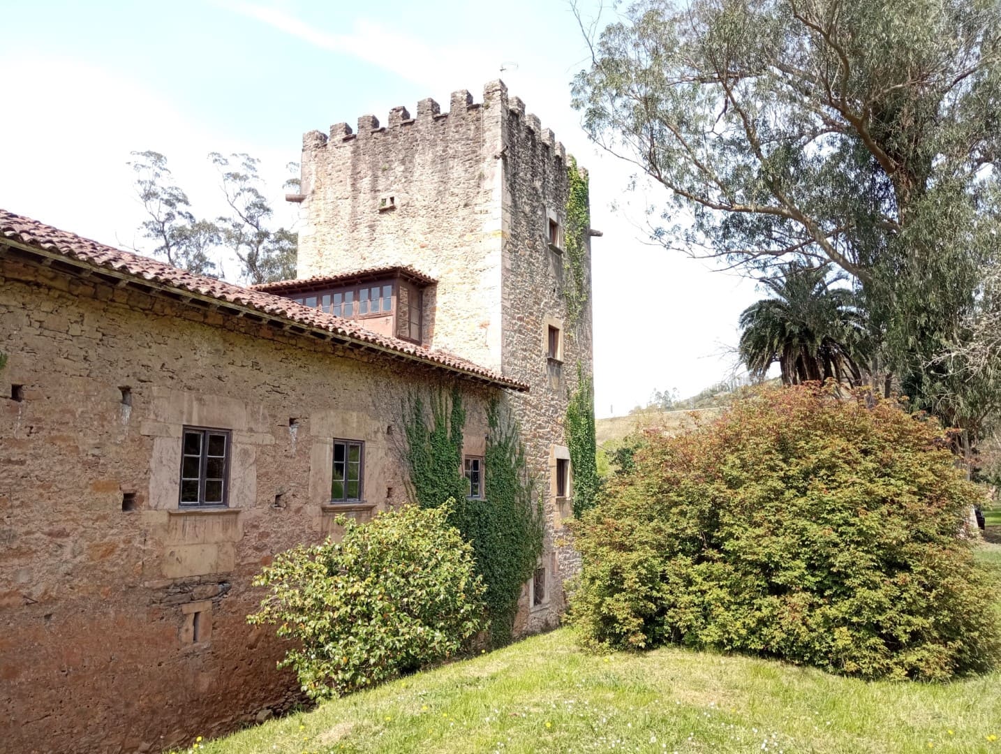 9 soveværelse Finca/Landehus til salg i Salas med garage - € 2.950.000 (Ref: 9061918)