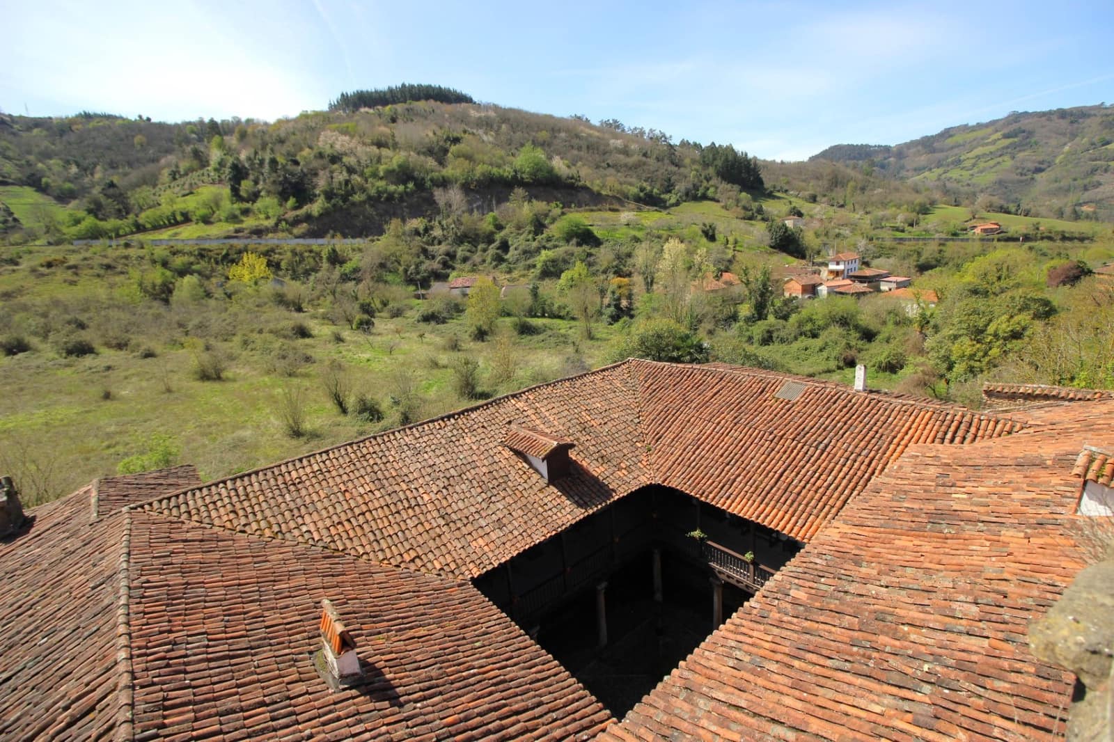 9 soveværelse Finca/Landehus til salg i Salas med garage - € 2.950.000 (Ref: 9061918)