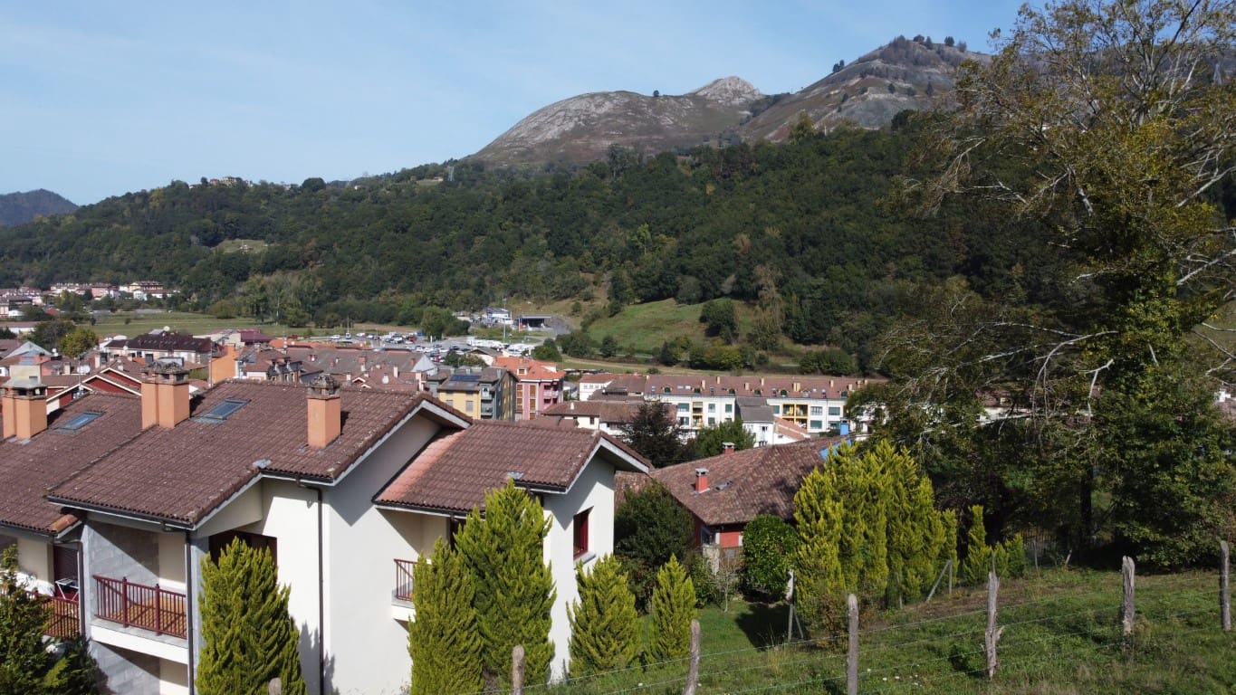 5 soveværelse Byhus til salg i Cangas de Onis med garage - € 430.000 (Ref: 9162927)