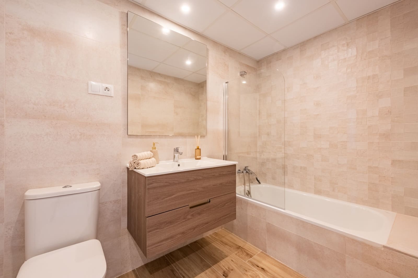 3 bedroom Apartment for sale in Nueva Andalucia with pool garage - € 559,000 (Ref: 9614478)